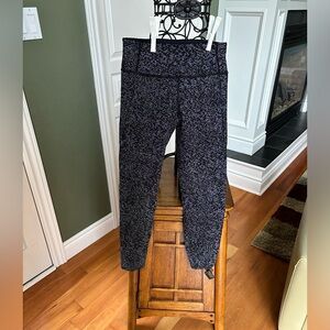 Women’s size US 6 Lululemon yoga pant to mid/shin, side pocket, and back zipper.